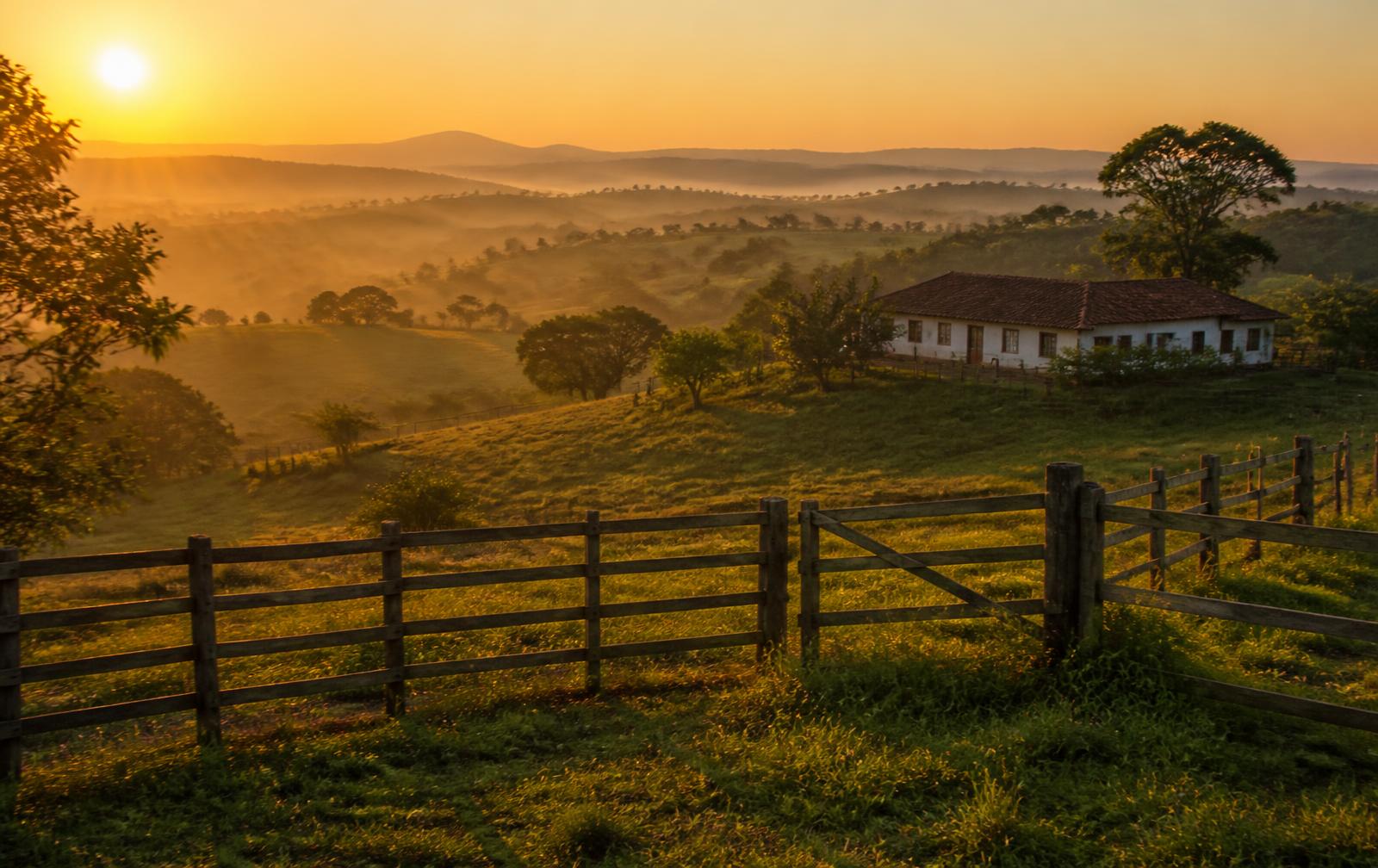Amanhecer sobre uma fazenda no cerrado de Uberlândia